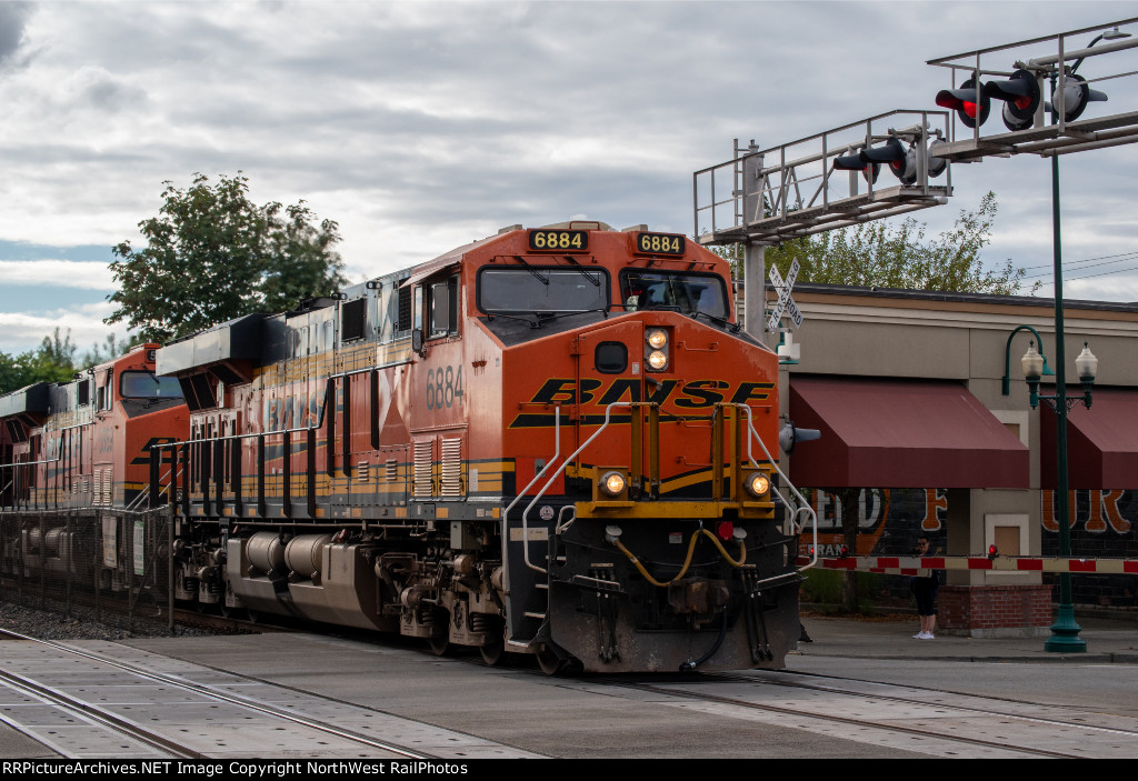 BNSF 6884